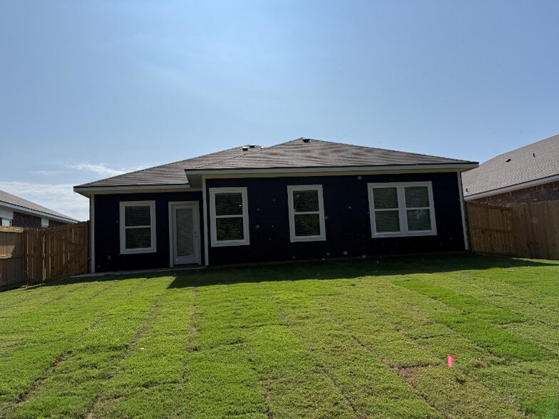 Building Photo - 3109 Mesa Dr