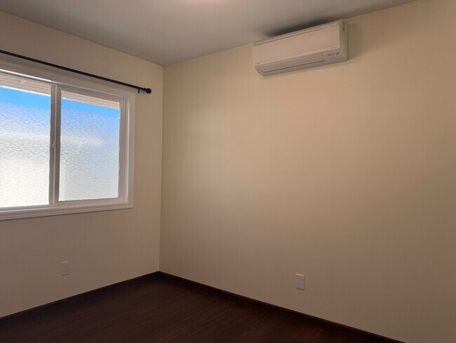 Building Photo - Renovated with split AC in Kaimuki