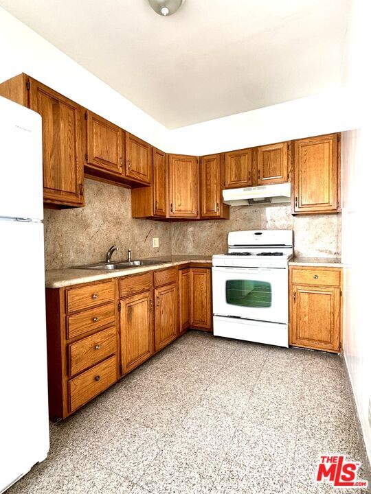 Building Photo - 121 N Swall Dr