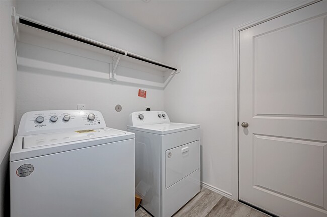 Building Photo - 5034 Balcolm Dr