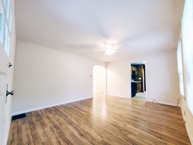 Building Photo - 3 Bed - 1 Bath Colonial for Rent | Complet...