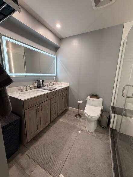 Building Photo - 11260 Orion Ave