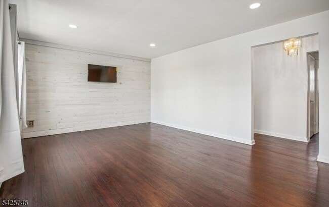 Building Photo - 604 Chestnut St