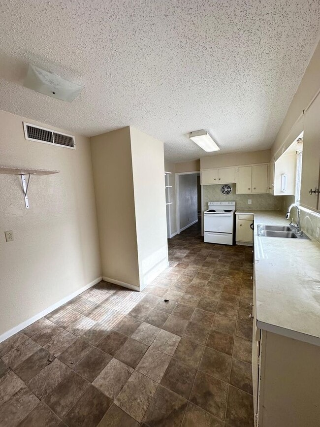 Building Photo - 3 Bed 2 Bath Ready To Rent ASAP!