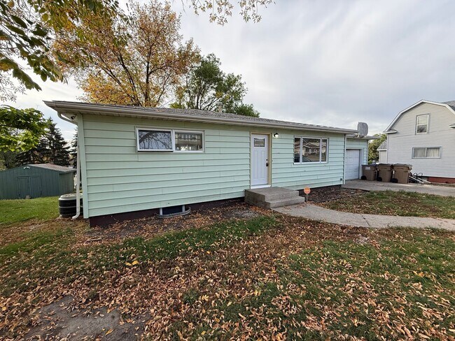 Building Photo - 3 Bedroom Home
