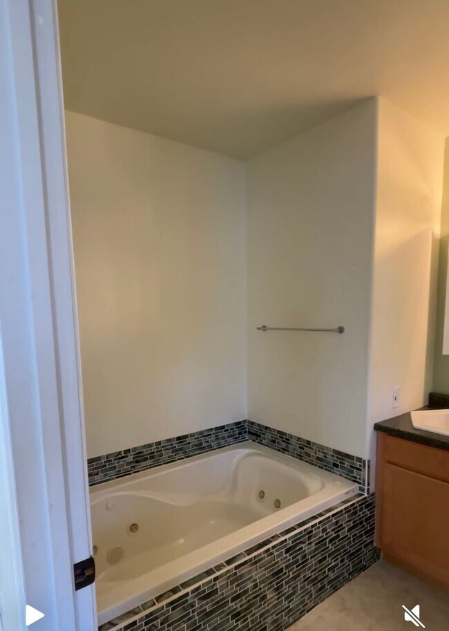 Building Photo - Large Lot Near Downtown Hillsboro