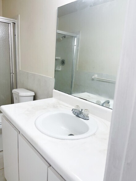Master Bathroom - 4583 Barclay Cres