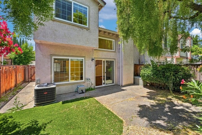 Building Photo - 1286 Crestpoint Dr