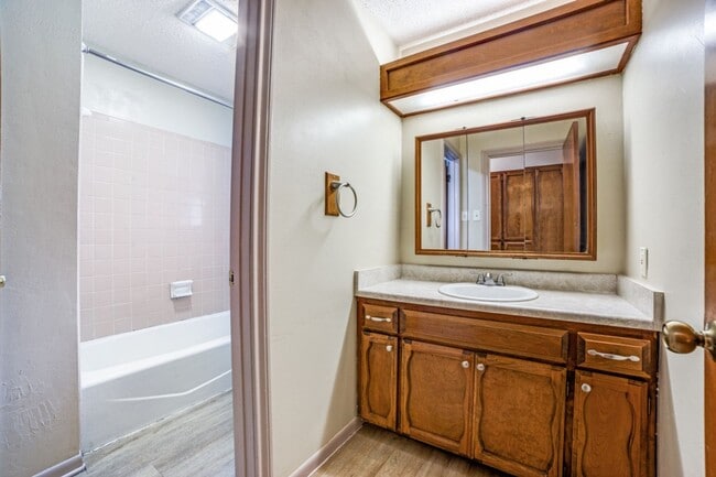 Building Photo - Thousand Oaks neighborhood! Over 1800 sqft!