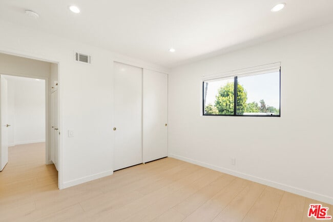 Building Photo - 4933 Collett Ave