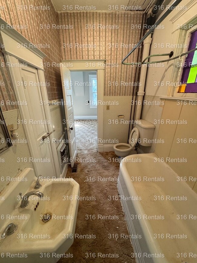 Building Photo - $1200 - 4 bed 2 bath - Single Family Home
