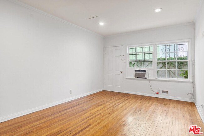 Building Photo - 117 Kings Rd