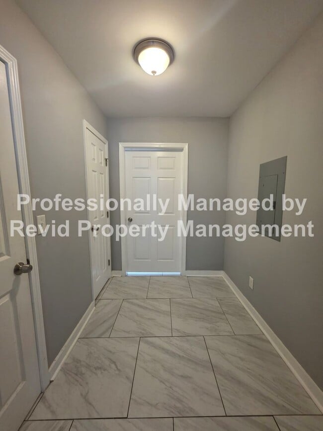 Building Photo - 3 Bed 1.5 Bathroom Home!!!!