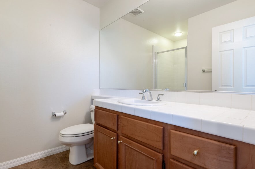 Downstairs full bath - 1807 Alta Vista Pl