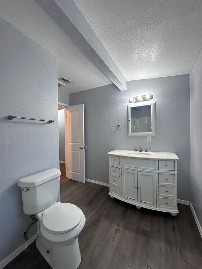 Building Photo - Large Canyon Home