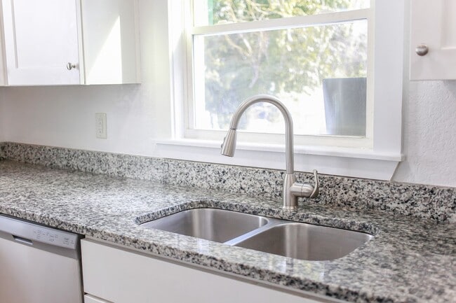 Building Photo - Beautiful Cape Cod Style home for Rent!  BONUS MILITARY / FIRST RESPONDER DISCOUNT!