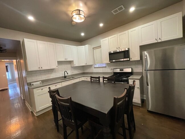 Building Photo - 1428 S Central Park Ave