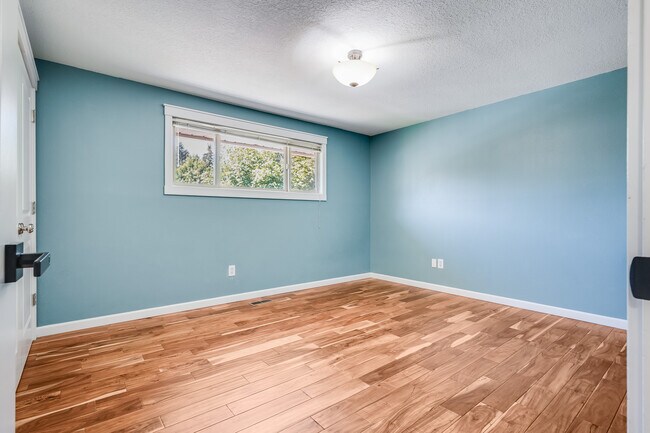 Building Photo - 1321 SE Eastwood Ct