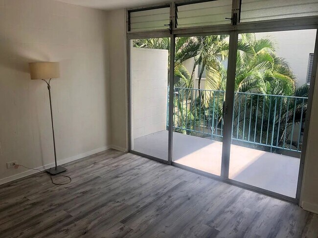 Building Photo - Updated 1/1 with Lanai and Parking spot!