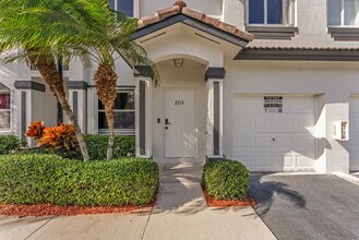 Building Photo - Stunning lakefront townhouse in gated Homestead community.