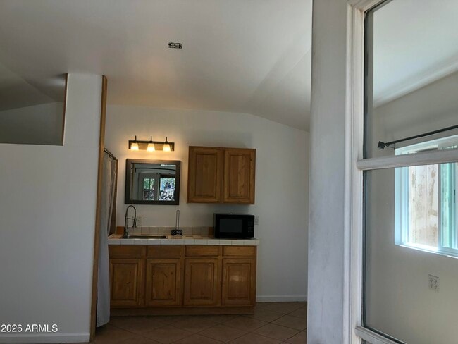 Building Photo - 708 W Howe St