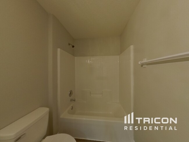 Building Photo - 4081 Lake Bluff Dr