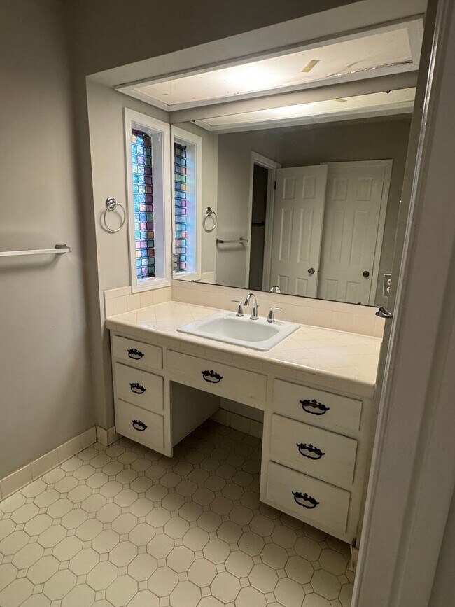 Building Photo - Large FOUR bedroom in Brentwood