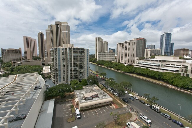 Building Photo - Fully furnished - Oceanview - Beautiful 2bedroom condo in Waikiki