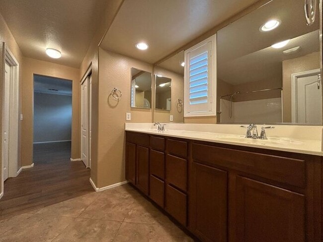 Building Photo - 2251 S Ponderosa Dr