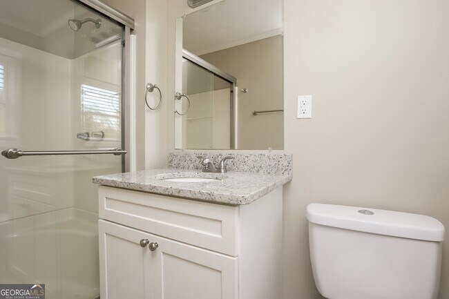 Building Photo - 680 N Kingsley Dr