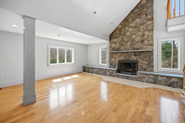 Building Photo - 564 Main St