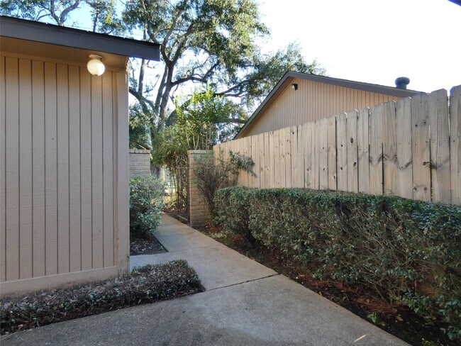 Building Photo - 610 Golfview Dr