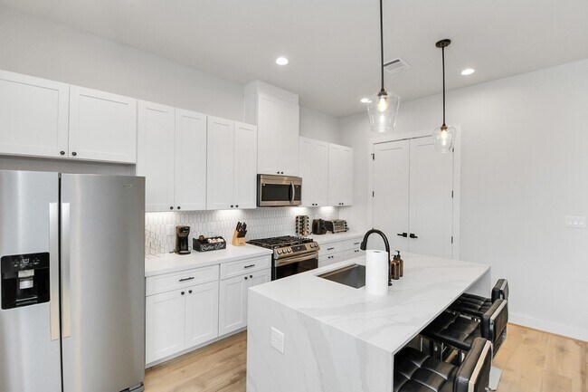 Building Photo - 6115 Campos Dr