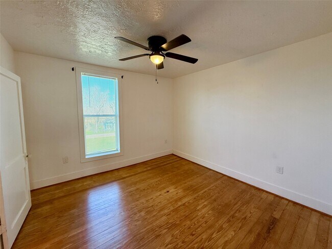 Building Photo - 232 S Tesch St
