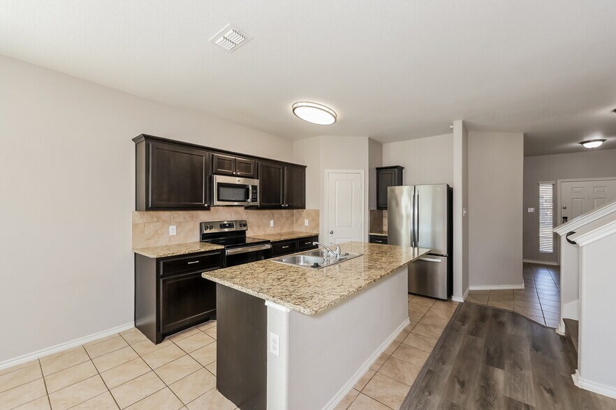 Building Photo - 1720 Kings Glen Ln