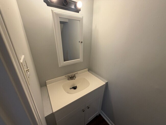 Building Photo - Spacious 3 Bedroom Townhome in Oak Park