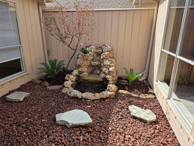 Building Photo - 406 Fox Briar Ln