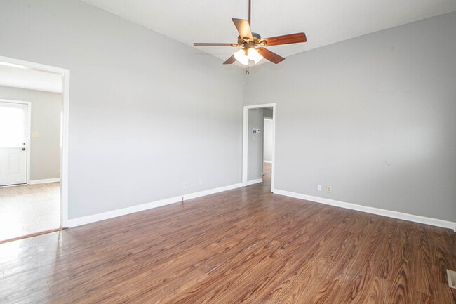 Building Photo - 1212 Kendall Dr