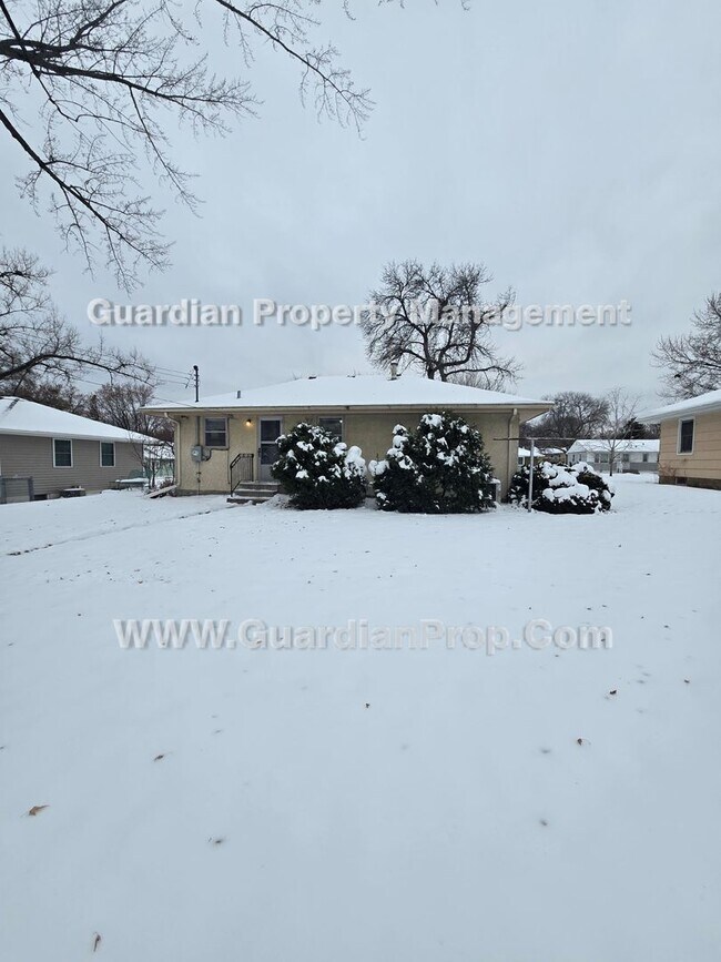 Building Photo - Available now and move-in special! House with extra office/bonus room! new LVP flooring throughou...