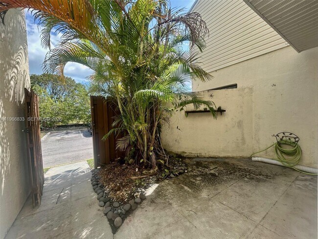 Building Photo - 645 Executive Center Dr