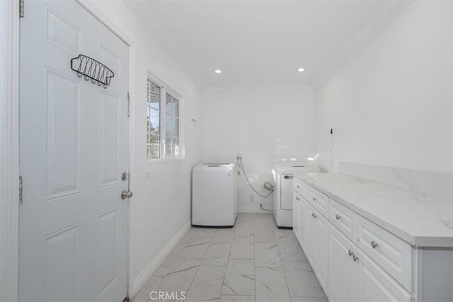 Building Photo - 6059 Vantage Ave