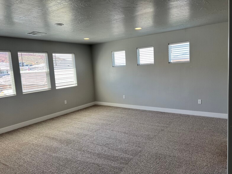 Building Photo - 3354 E Holly Dr