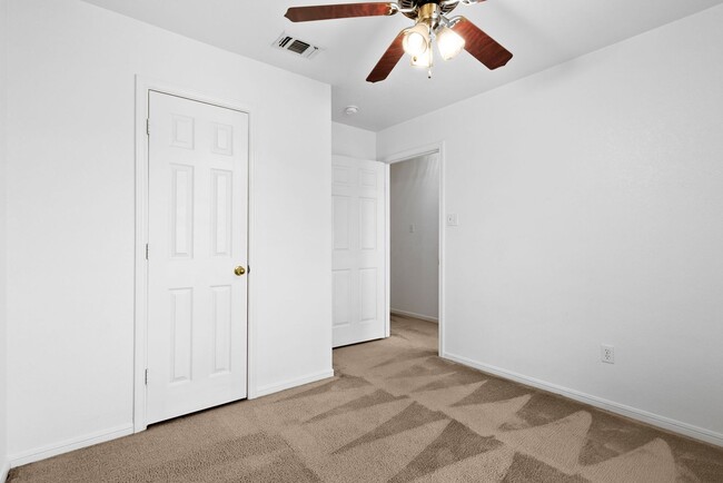 Building Photo - Spacious 4 bedroom home