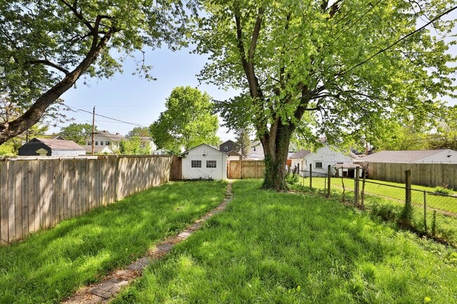 Building Photo - 825 Reinhard Ave