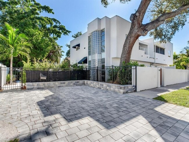 Building Photo - 3219 W San Juan St