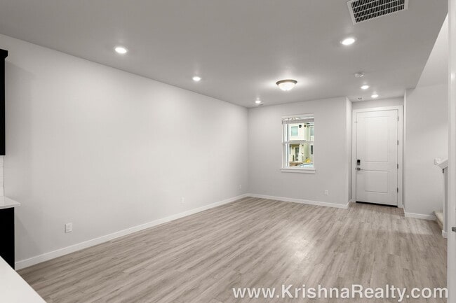 Building Photo - Beautiful 3-Bed | 2.5-Bath Townhome | Expansive Private Outdoor Space | Reeds Crossing