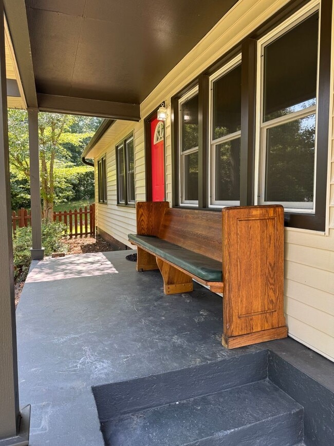 Building Photo - Historic Shiloh - One Level, Three Bedroom...