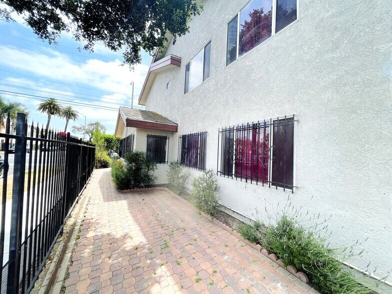 Building Photo - 1349 Walnut Ave