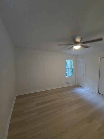 Building Photo - 2347 Greenway Dr
