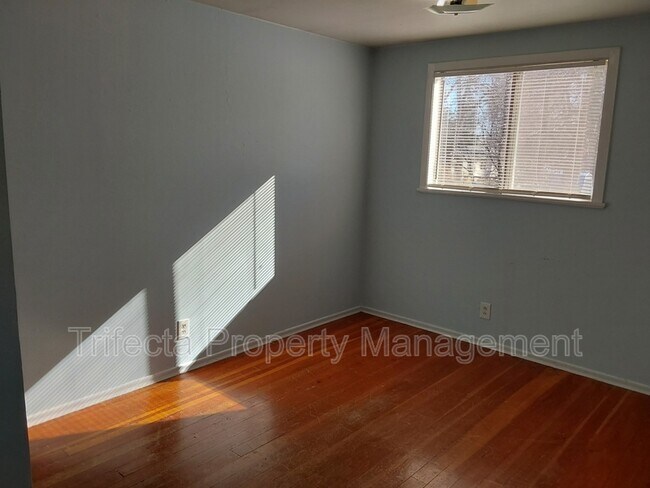 Building Photo - 417 N Hollywood St